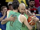 Braziltí basketbalisté Marquinhos (vpravo) a Guilherme Giovannoni se radují po...