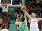 panl Pau Gasol (vpravo) se snaí zablokovat stelu brazilského basketbalisty...