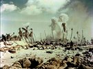 Snímek z 23. listopadu 1943, kdy Ameriané houevnaté Japonce pemohli.