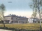 Na kolorované pohlednici z roku 1916 je vyobrazen Panský hotel, pozdji...