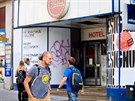 Brn�nsk� hotel Avion v �esk� ulici pout� pozornost turist�. Ti se v�ak z�rove�...