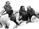 Posádka Apollo 15 (zleva Scott, Irwin a Worden) na nafukovacím člunu krátce po...