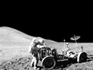 Úchvatné panorama v míst pistání expedice Apollo 15  vpravo je David Scott u...