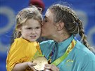 ZLATÁ PUSA. Australanka Nicole Becková slaví zlatou olympijskou medaili se svou...