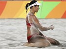 Smutná Barbora Hermannová sedí v písku bhem zápasu proti panlské dvojici...