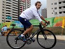 NA VYJÍCE. Cyklista Leopold König brázdí na svém bicyklu olympijskou vesnici...