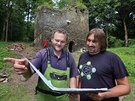 Archeolog Michal Beránek a Petr Jaka ped zchátralou ví v bývalé vísce...