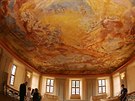 Interiér klátera v Chotov. Na snímku opravená freska. (6. srpna 2016)