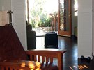 Pohled z pracovny pes obývací pokoj a na verandu