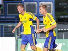 Zlínský fotbalista Jakub Jugas  (vpravo) se raduje se spoluhráem Tomáem...