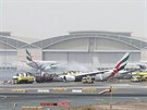 Letoun spolenosti Emirates zachvátily po pistání v Dubaji plameny (3. srpna...