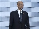 Kareem Abdul-Jabaar hovoí k delegátm sjezdu Demokratické strany.