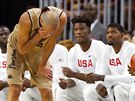 Amerití basketbalisté sledují, jak váné je zranní oka Manua Ginóbiliho z...
