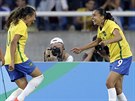 Andressa Alvesová (vpravo) a Marta se radují z brazilského gólu proti ín.