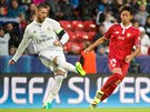 Sergio Ramos (vlevo) z Realu Madrid odehrává mí ped Hiroim  Kijotakem ze...