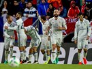 Fotbalisté Realu Madrid se radují z vyrovnání v utkání o Superpohár UEFA.