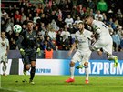 Sergio Ramos (vpravo) z Realu Madrid vyrovnává v zápase o Superpohár.