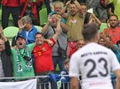 Karvintí fanouci slaví gól proti Brnu.