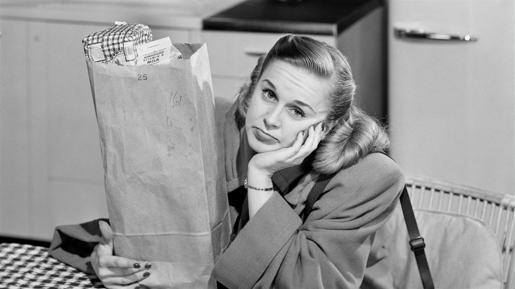 Žena s nákupní taškou z roku 1952.
