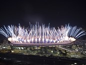 Nad stadionem Maracaná byl odpálen ohňostroj, slavnostní zahájení olympijských...