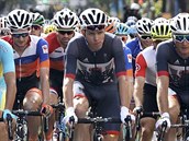 Britsk silnin cyklista Chris Froome (tet zleva) pi olympijskm zvodu v...