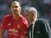 PORADA. Kou Manchesteru United Jos Mourinho (vpravo) a tonk Zlatan...