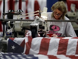 V továrn spolenosti Annin se vyrábí americké vlajky u tém 170 let. (6....