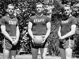 Ideální branec. Trump (uprost�ed) se armád� vyhnul. V�dy tvrdil, �e mu p�ála...