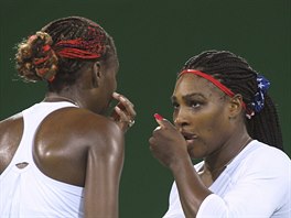 PORADA. Venus a Serena (vpravo) Williamsovy během souboje s českým párem...