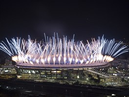 Nad stadionem Maracan byl odplen ohostroj, slavnostn zahjen olympijskch...