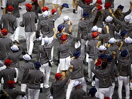 et sportovci pi zahjen olympijskch her zaujali barevnmi klobouky,...