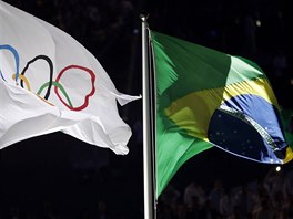 V brazilskm Riu u vlaj prapory Brazlie i ten s pti olympijskmi kruhy.