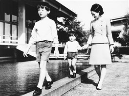 Naruhito (vlevo) se svým mladším bratrem a matkou na snímku z roku 1968.