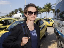 Martina Sáblíková ped tréninkem v Riu de Janeiro odjídí z hotelu.