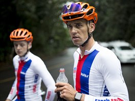 etí cyklisté Petr Vako a Zdenk tybar (zleva) se oberstvují bhem tréninku...