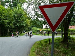 Uprosted hradeckch les je kiovatka U Dvou rak. Cyklist z kopce tam...