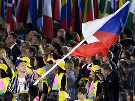 VLAJKONO. Judista Luká Krpálek (s vlajkou) pi zahajovacím ceremoniálu her v...