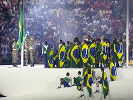 BRAZILSKÁ VLAJKA A JEJÍ VZTYENÍ. Momentka ze slavnostního zahájení olympiády v...