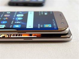 U Note 7 (vespod) zvolil Samsung symetrické zaoblení displeje i zad a mení...