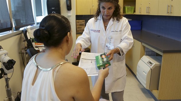 Lékařka na Floridě rozdává pacientkám informace o ochraně proti moskytům a insekticidy. (2. srpna 2016)