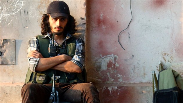 Syrsk povstalec v arelu dlosteleck akademie v Aleppu (6. srpna 2016)