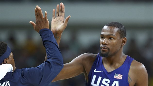 DECENTN PLCNUT. Amerit basketbalist Kevin Durant (vpravo) a Kyle Lowry.