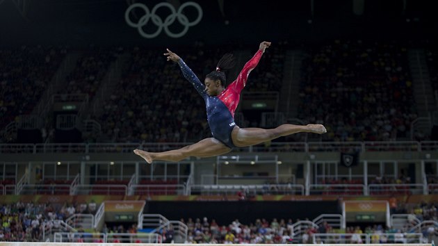 LET NAD KLADINOU. Devatenctilet Amerianka Simone Bilesov - hvzda mezi sportovnmi gymnastkami.