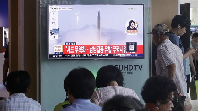 Na nádraží v jihokorejském Soulu sledují cestující záběry odpálení balistické rakety (3. srpna 2016)