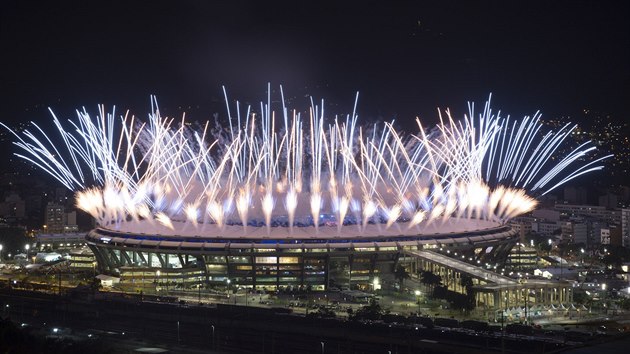 Nad stadionem Maracan byl odplen ohostroj, slavnostn zahjen olympijskch...
