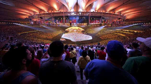 Pohled z tribun na zahajovac ceremonil olympijskch her v Riu de Janiero.