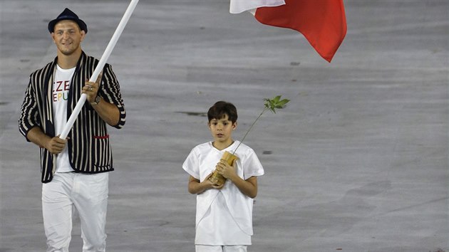 Judista Luk Krplek nese eskou vlajku pi zahajovacm ceremonilu olympijskch her.
