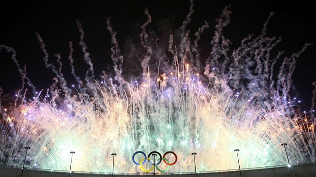 Velkolep ohostroj ukonil zahajovac ceremonil olympijskch her v brazilskm Riu.