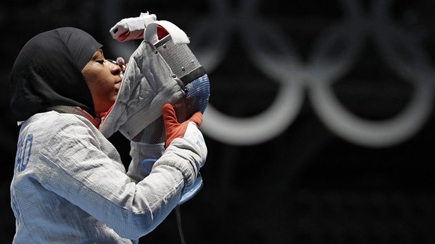 Šermířka Ibtihaj Muhammadová se stala první olympioničkou USA, která soutěžila v hidžábu.