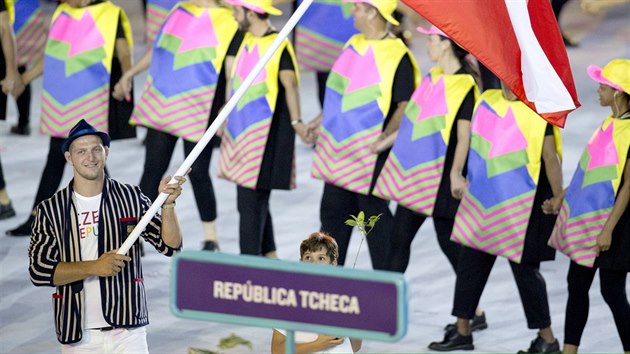 Judista Luk Krplek nese eskou vlajku pi zahajovacm ceremonilu olympijskch her.